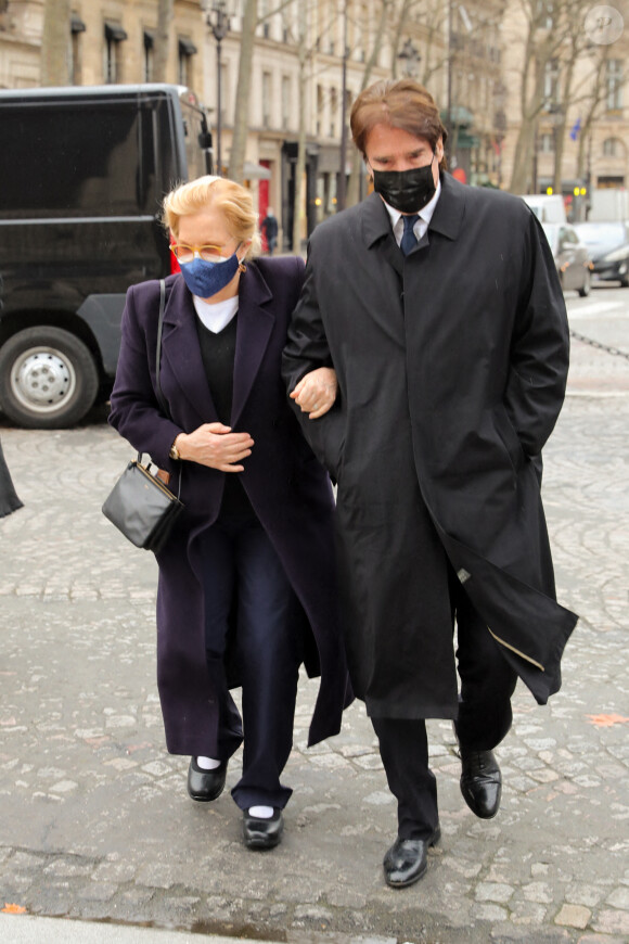 Sylvie Vartan et son mari Tony Scotti - Arrivées à la messe anniversaire à la mémoire de Pierre Cardin en l'église de La Madeleine à Paris. Le 29 janvier 2021
