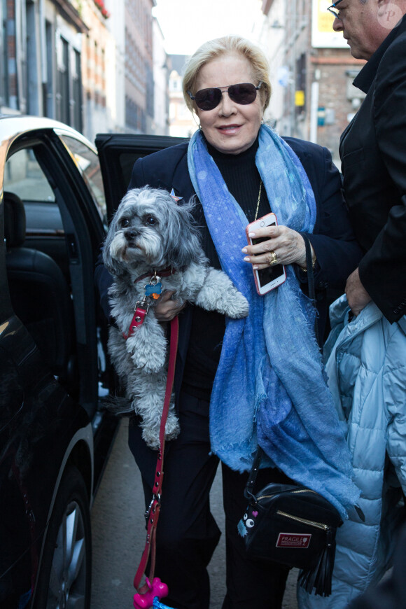 Exclusif - Sylvie Vartan arrive en compagnie de son chien Muffin, au théâtre Royal de Mons en Belgique pour donner un concert en hommage à Johnny Hallyday. Belgique, Mons, 18 novembre 2018.