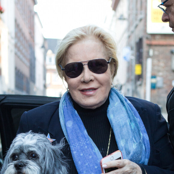 Exclusif - Sylvie Vartan arrive en compagnie de son chien Muffin, au théâtre Royal de Mons en Belgique pour donner un concert en hommage à Johnny Hallyday. Belgique, Mons, 18 novembre 2018.