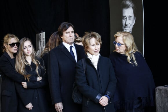 Estelle Lefébure, sa fille, Emma Smet, Nathalie Baye, Sylvie Vartan, Tony Scotti - Obsèques de Johnny Hallyday à Paris.