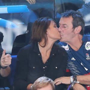 Jean-Luc Reichmann embrasse sa femme Nathalie lors du match de finale du mondial de handball, France - Norvège à l'AccorHotels Arena à Paris, France, le 29 janvier 2017. La France remporte le match 33-26. L'équipe de France décroche son 6ème titre mondial. © Cyril Moreau/Bestimage