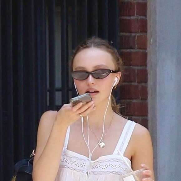 Exclusif - Lily-Rose Depp se balade en mini-short et santiags à New York, le 28 juin 2021.