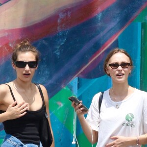 Exclusif - Lily-Rose Depp fait du shopping avec une amie à New York le 19 juin 2021.