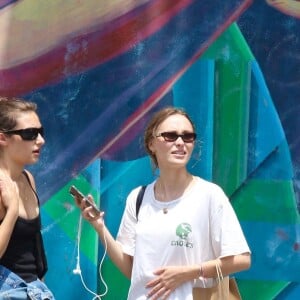 Exclusif - Lily-Rose Depp fait du shopping avec une amie à New York le 19 juin 2021.