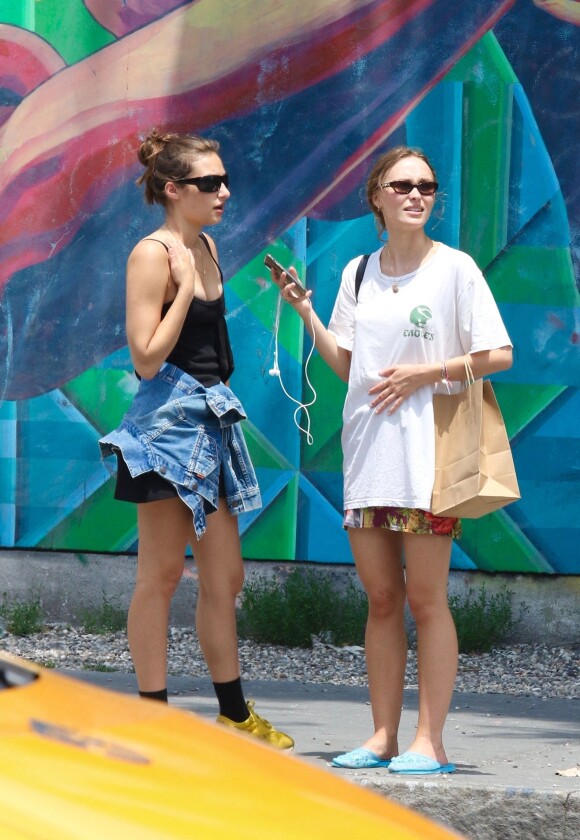 Exclusif - Lily-Rose Depp fait du shopping avec une amie à New York le 19 juin 2021.
