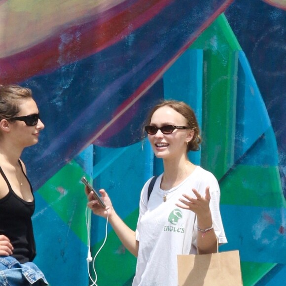 Exclusif - Lily-Rose Depp fait du shopping avec une amie à New York le 19 juin 2021.