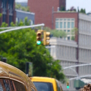 Exclusif - Lily-Rose Depp fait du shopping avec une amie à New York le 19 juin 2021.