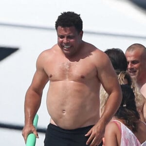 Ronaldo Luis Nazario de Lima passe la journée sur un yacht avec sa femme Celina Locks et ses enfants Ronald, Maria Sofia, Alexander et Maria Alice au large de Formentera.