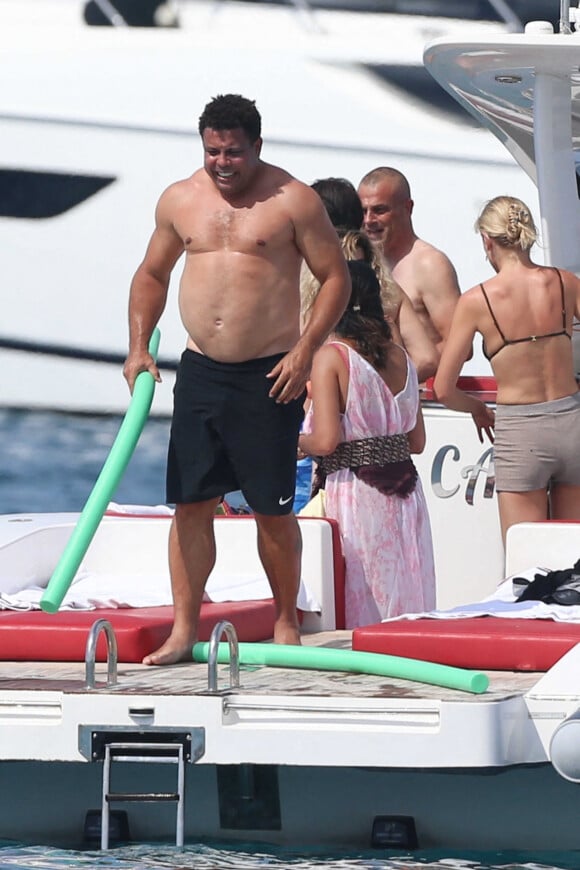 Ronaldo Luis Nazario de Lima passe la journée sur un yacht avec sa femme Celina Locks et ses enfants Ronald, Maria Sofia, Alexander et Maria Alice au large de Formentera.
