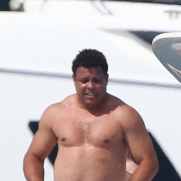 Ronaldo Luis Nazario de Lima passe la journée sur un yacht avec sa femme Celina Locks et ses enfants Ronald, Maria Sofia, Alexander et Maria Alice au large de Formentera, le 4 juillet 2021.