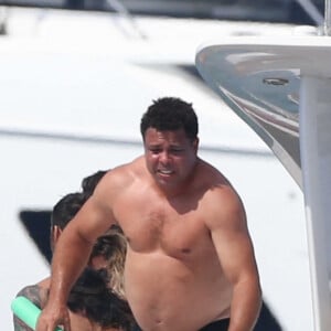 Ronaldo Luis Nazario de Lima passe la journée sur un yacht avec sa femme Celina Locks et ses enfants Ronald, Maria Sofia, Alexander et Maria Alice au large de Formentera, le 4 juillet 2021.