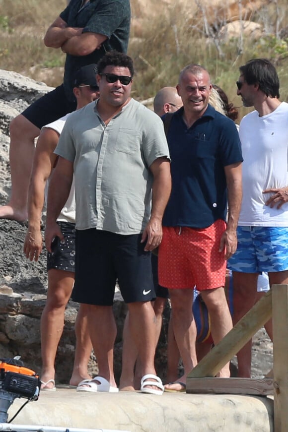 Ronaldo Luis Nazario de Lima passe la journée sur un yacht avec sa femme Celina Locks et ses enfants Ronald, Maria Sofia, Alexander et Maria Alice à Formentera, le 4 juillet 2021.