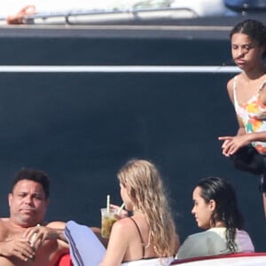 Ronaldo Luis Nazario de Lima passe la journée sur un yacht avec sa femme Celina Locks et ses enfants Ronald, Maria Sofia, Alexander et Maria Alice au large de Formentera, le 4 juillet 2021.