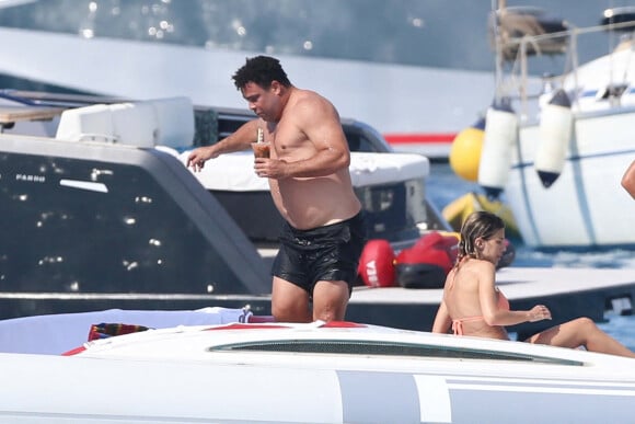 Ronaldo Luis Nazario de Lima passe la journée sur un yacht avec sa femme Celina Locks et ses enfants Ronald, Maria Sofia, Alexander et Maria Alice au large de Formentera, le 4 juillet 2021.