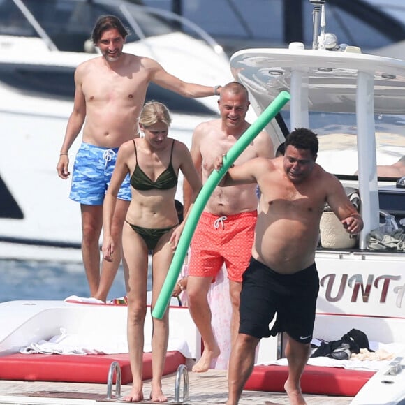 Ronaldo Luis Nazario de Lima passe la journée sur un yacht avec sa femme Celina Locks et ses enfants Ronald, Maria Sofia, Alexander et Maria Alice au large de Formentera, le 4 juillet 2021.