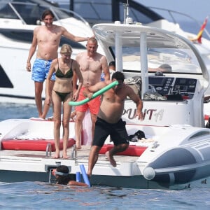 Ronaldo Luis Nazario de Lima passe la journée sur un yacht avec sa femme Celina Locks et ses enfants Ronald, Maria Sofia, Alexander et Maria Alice au large de Formentera, le 4 juillet 2021.