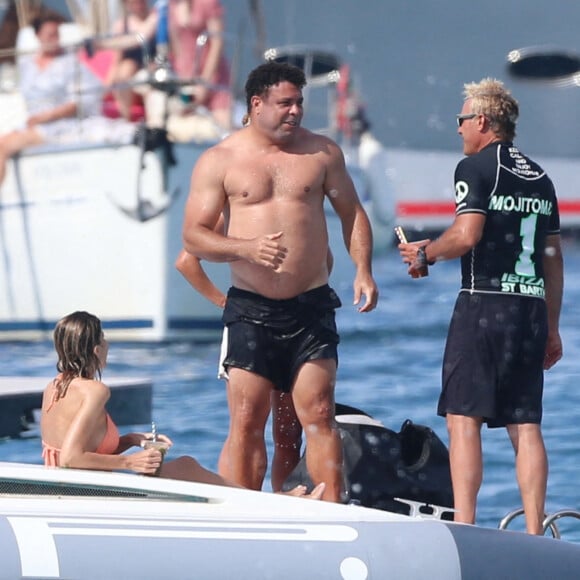 Ronaldo Luis Nazario de Lima passe la journée sur un yacht avec sa femme Celina Locks et ses enfants Ronald, Maria Sofia, Alexander et Maria Alice au large de Formentera, le 4 juillet 2021.