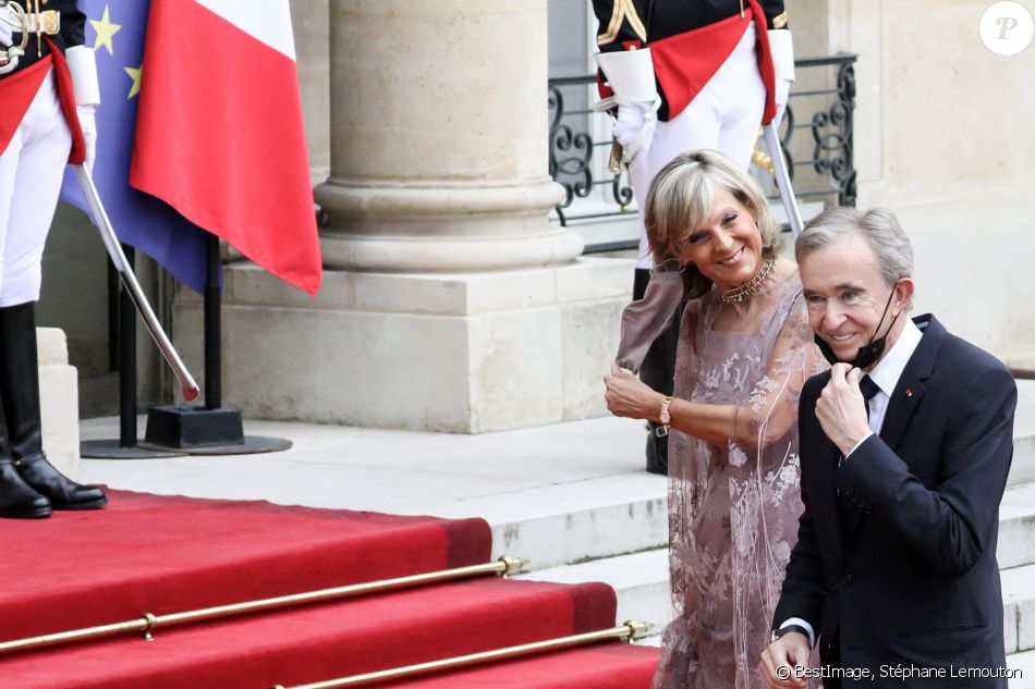 Le président-directeur général de LVMH Bernard Arnault et son épouse Hélène Mercier-Arnault arrivent pour un dîner d'Etat avec le président français et italien, au palais de l'Elysée, Paris, le 5 juillet 2021. © Stéphane Lemouton / Bestimage