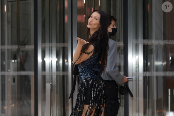 Bella Hadid arrive à la Fondation Louis Vuitton pour assister au dîner de lancement des Parfums Louis Vuitton ("Stellar Times", "Cosmetic Cloud", "Dancing Blossom", "Rhapsody" et "Symphony"). Paris, le 5 juillet 2021. Clovis-Veeren/Bestimage
