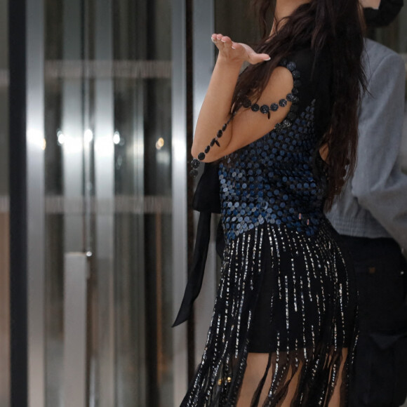 Bella Hadid arrive à la Fondation Louis Vuitton pour assister au dîner de lancement des Parfums Louis Vuitton ("Stellar Times", "Cosmetic Cloud", "Dancing Blossom", "Rhapsody" et "Symphony"). Paris, le 5 juillet 2021. Clovis-Veeren/Bestimage