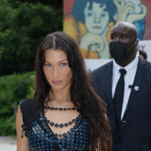 Bella Hadid arrive à la Fondation Louis Vuitton pour assister au dîner de lancement des Parfums Louis Vuitton ("Stellar Times", "Cosmetic Cloud", "Dancing Blossom", "Rhapsody" et "Symphony"). Paris, le 5 juillet 2021. Clovis-Veeren/Bestimage