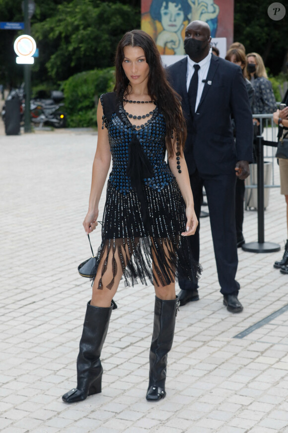 Bella Hadid arrive à la Fondation Louis Vuitton pour assister au dîner de lancement des Parfums Louis Vuitton ("Stellar Times", "Cosmetic Cloud", "Dancing Blossom", "Rhapsody" et "Symphony"). Paris, le 5 juillet 2021. Clovis-Veeren/Bestimage