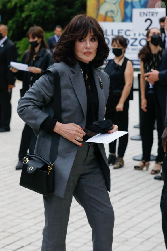 Isabelle Adjani arrive à la Fondation Louis Vuitton pour assister au dîner de lancement des Parfums Louis Vuitton ("Stellar Times", "Cosmetic Cloud", "Dancing Blossom", "Rhapsody" et "Symphony"). Paris, le 5 juillet 2021. Clovis-Veeren/Bestimage