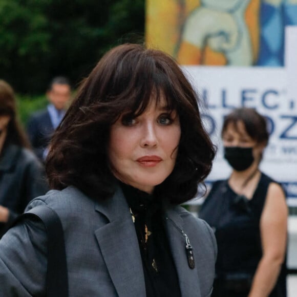 Isabelle Adjani arrive à la Fondation Louis Vuitton pour assister au dîner de lancement des Parfums Louis Vuitton ("Stellar Times", "Cosmetic Cloud", "Dancing Blossom", "Rhapsody" et "Symphony"). Paris, le 5 juillet 2021. Clovis-Veeren/Bestimage