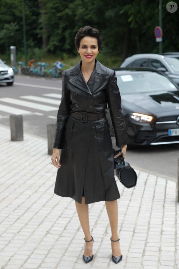 Farida Khelfa arrive à la Fondation Louis Vuitton pour assister au dîner de lancement des Parfums Louis Vuitton ("Stellar Times", "Cosmetic Cloud", "Dancing Blossom", "Rhapsody" et "Symphony"). Paris, le 5 juillet 2021. Clovis-Veeren/Bestimage