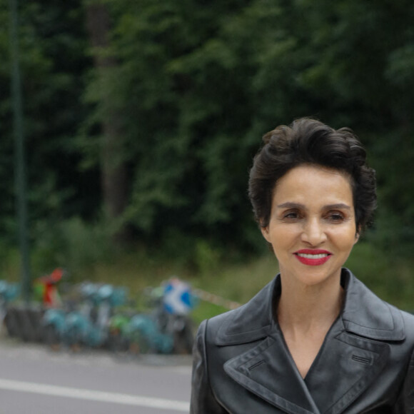 Farida Khelfa arrive à la Fondation Louis Vuitton pour assister au dîner de lancement des Parfums Louis Vuitton ("Stellar Times", "Cosmetic Cloud", "Dancing Blossom", "Rhapsody" et "Symphony"). Paris, le 5 juillet 2021. Clovis-Veeren/Bestimage