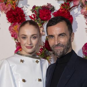 Sophie Turner et Nicolas Ghesquière au dîner de lancement des Parfums Louis Vuitton ("Stellar Times", "Cosmetic Cloud", "Dancing Blossom", "Rhapsody" et "Symphony") à la Fondation Louis Vuitton. Paris, France, le 5 juillet 2021. © Olivier Borde/Bestimage