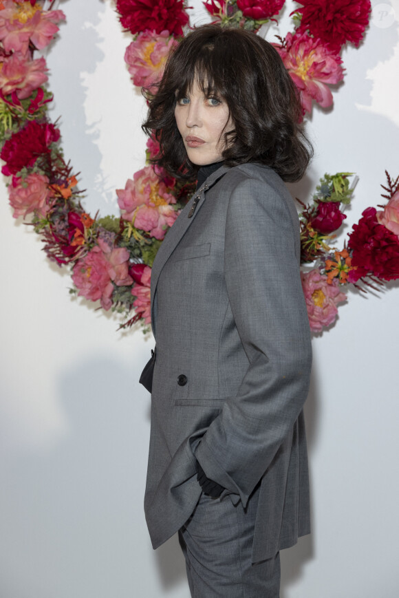 Isabelle Adjani au dîner de lancement des Parfums Louis Vuitton ("Stellar Times", "Cosmetic Cloud", "Dancing Blossom", "Rhapsody" et "Symphony") à la Fondation Louis Vuitton. Paris, France, le 5 juillet 2021. © Olivier Borde/Bestimage