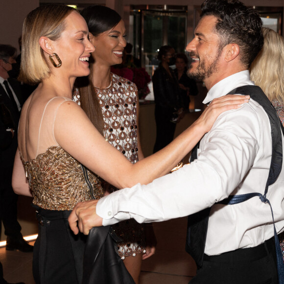 Amber Valletta, Joan Smalls, Orlando Bloom et Katy Perry au dîner de lancement des Parfums Louis Vuitton ("Stellar Times", "Cosmetic Cloud", "Dancing Blossom", "Rhapsody" et "Symphony") à la Fondation Louis Vuitton. Paris, France, le 5 juillet 2021.