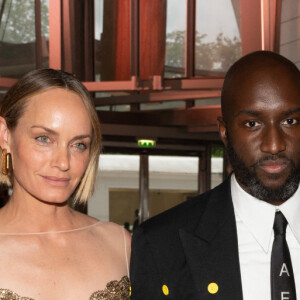 Joan Smalls, Amber Valletta, Virgil Abloh et Bella Hadid au dîner de lancement des Parfums Louis Vuitton ("Stellar Times", "Cosmetic Cloud", "Dancing Blossom", "Rhapsody" et "Symphony") à la Fondation Louis Vuitton. Paris, France, le 5 juillet 2021.