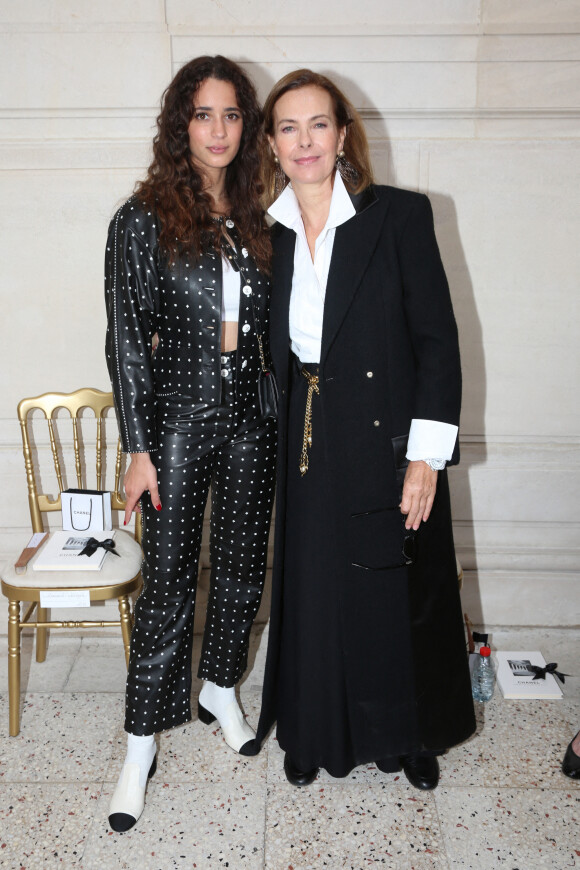 Iman Pérez (fille de Vincent Pérez) et Carole Bouquet assistent au défilé Chanel, collection Haute Couture automne-hiver 2021-2022, au Palais Galliera. Paris, le 6 juillet 2021.