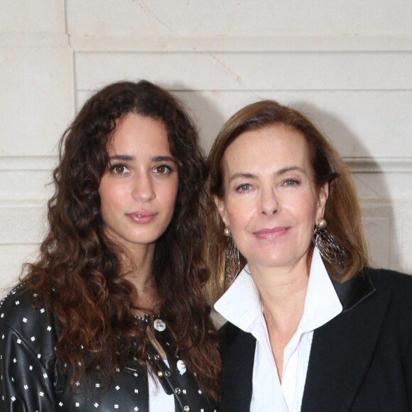 Iman Pérez (fille de Vincent Pérez) et Carole Bouquet assistent au défilé Chanel, collection Haute Couture automne-hiver 2021-2022, au Palais Galliera. Paris, le 6 juillet 2021.