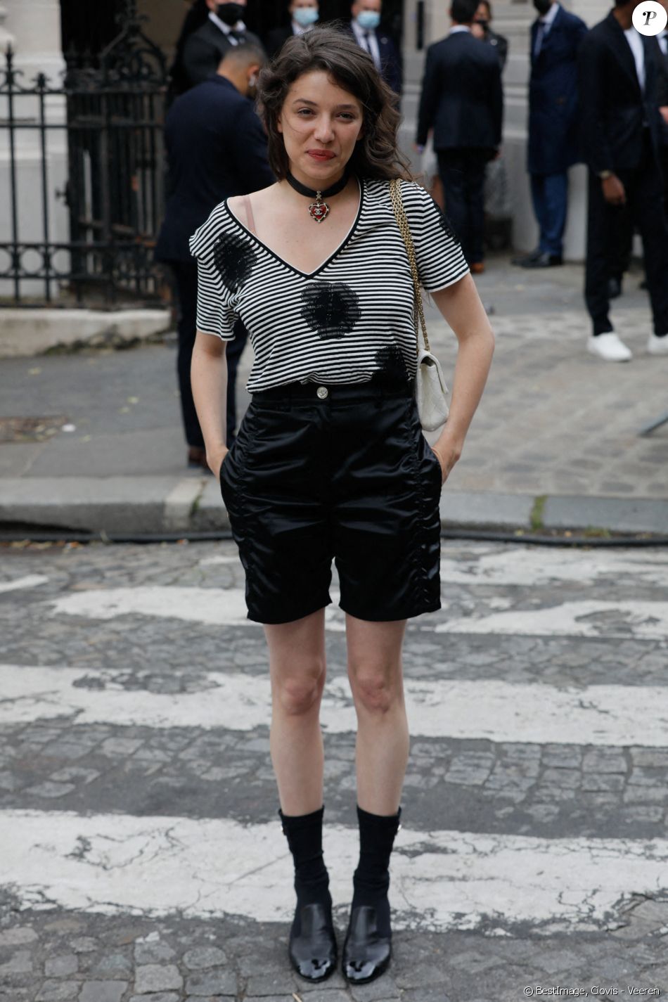 Zoé Adjani, la nièce d'Isabelle Adjani, à l'issue du défilé Chanel, collection Haute Couture Automne-Hiver 2021/2022 au Palais Galliera à Paris. Le 6 juillet 2021. © Clovis-Veeren/Bestimage