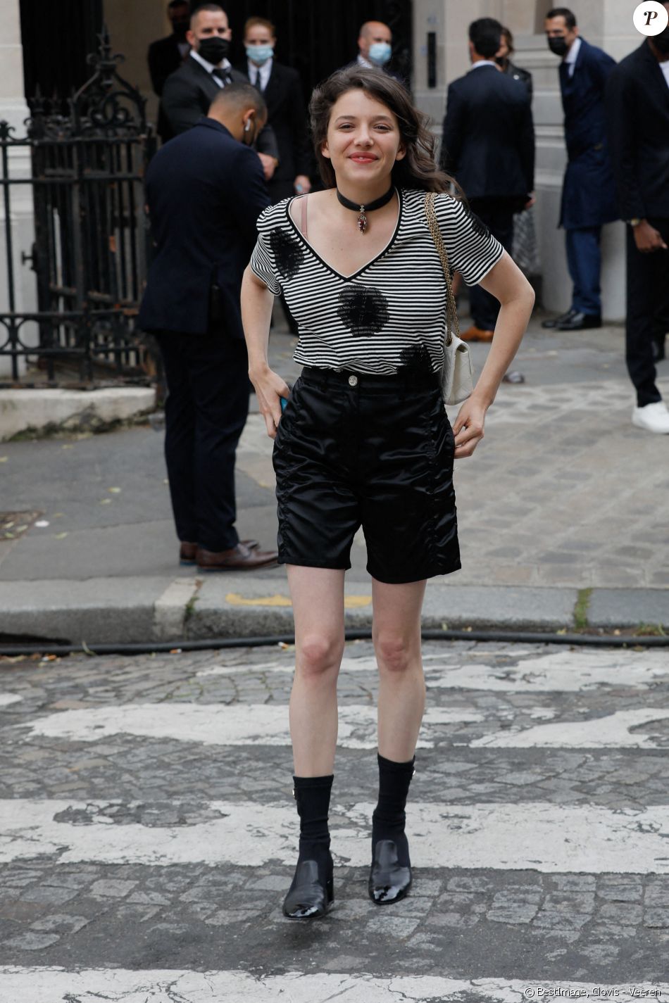 Zoé Adjani, la nièce d'Isabelle Adjani, à l'issue du défilé Chanel, collection Haute Couture Automne-Hiver 2021/2022 au Palais Galliera à Paris. Le 6 juillet 2021. © Clovis-Veeren/Bestimage