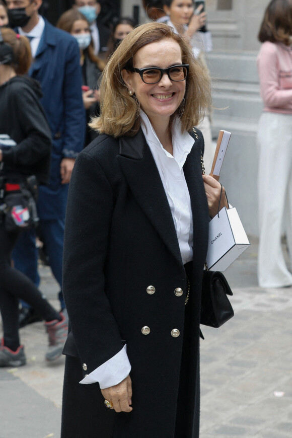 Carole Bouquet était souriante et radieuse au défilé Chanel, collection Haute Couture Automne-Hiver 2021/2022 au Palais Galliera à Paris. © Clovis-Veeren/Bestimage