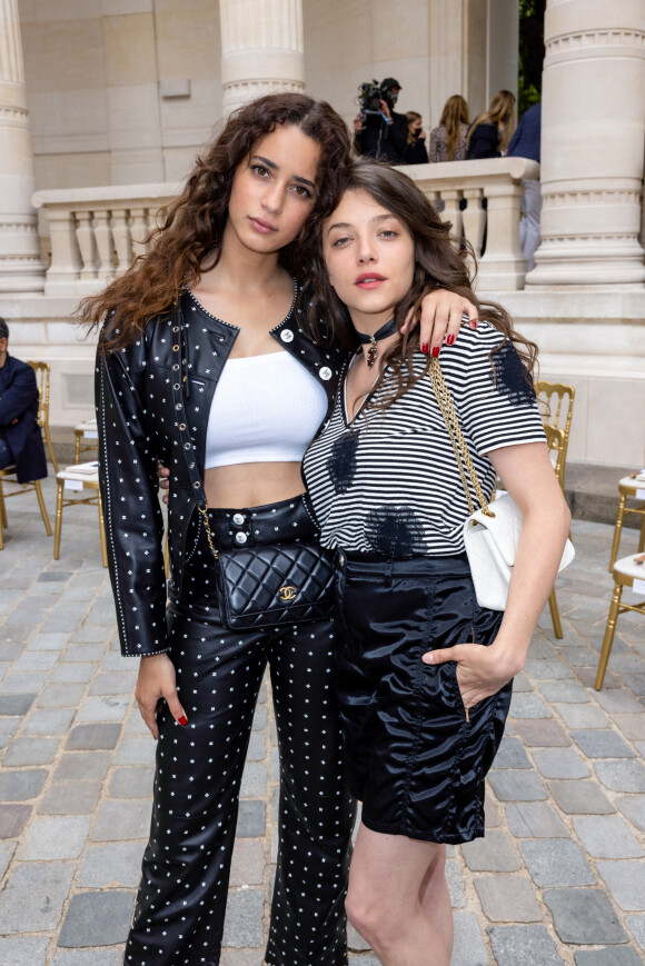Iman Pérez et Zoé Adjani au défilé Chanel, collection Haute Couture automne-hiver 2021-2022, au Palais Galliera. Paris, le 6 juillet 2021. ©Olivier Borde / BestImage