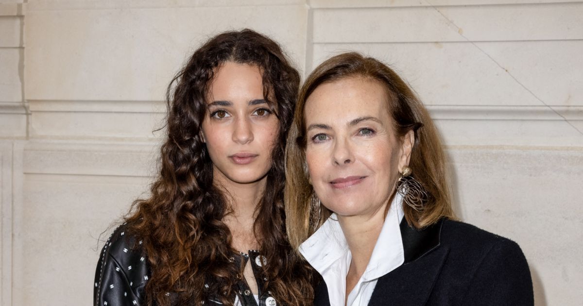 Iman Pérez et Carole Bouquet au défilé Chanel, collection ...