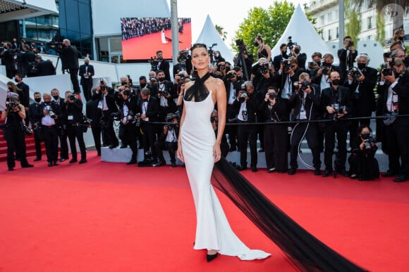 Bella Hadid - Montée des marches du film " Annette " lors de la cérémonie d'ouverture du 74ème Festival International du Film de Cannes. Le 6 juillet 2021 © Borde-Jacovides-Moreau / Bestimage