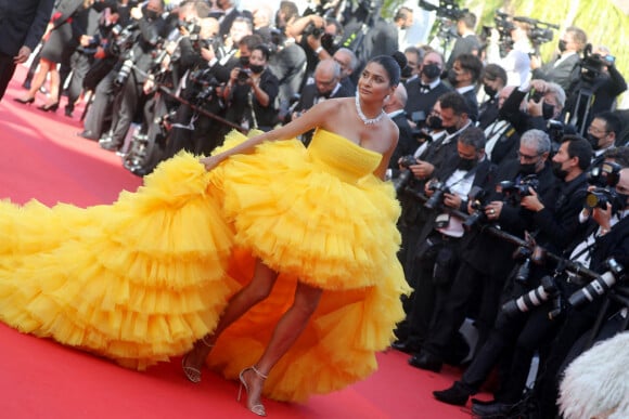 L'influenceuse Farhana Bodi, habillée d'une robe Atelier Zuhra, monte les marches du Palais des Festivals pour la cérémonie d'ouverture du 74ème Festival International du Film de Cannes. Le 6 juillet 2021 © Borde-Jacovides-Moreau / Bestimage