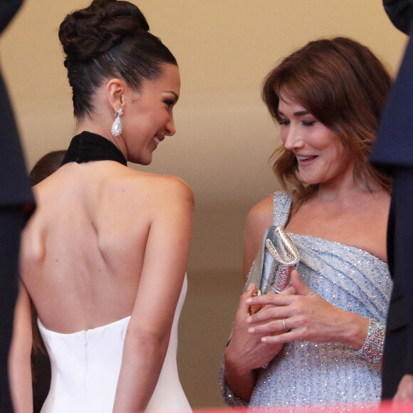 Bella Hadid et Carla Bruni montent les marches du Palais des Festivals pour la cérémonie d'ouverture du 74ème Festival International du Film de Cannes. Le 6 juillet 2021 © Borde-Jacovides-Moreau / Bestimage