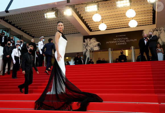 Bella Hadid, vêtue d'une robe Jean Paul Gaultier (collection Haute Couture printemps-été 2002), monte les marches du Palais des Festivals pour la cérémonie d'ouverture du 74ème Festival International du Film de Cannes. Le 6 juillet 2021 © Borde-Jacovides-Moreau / Bestimage