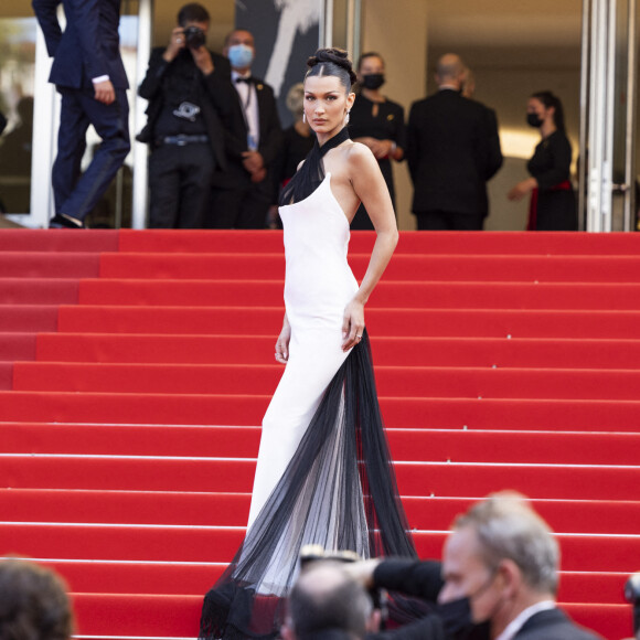 Bella Hadid, vêtue d'une robe Jean Paul Gaultier (collection Haute Couture printemps-été 2002), monte les marches du Palais des Festivals pour la cérémonie d'ouverture du 74ème Festival International du Film de Cannes. © Borde-Jacovides-Moreau / Bestimage