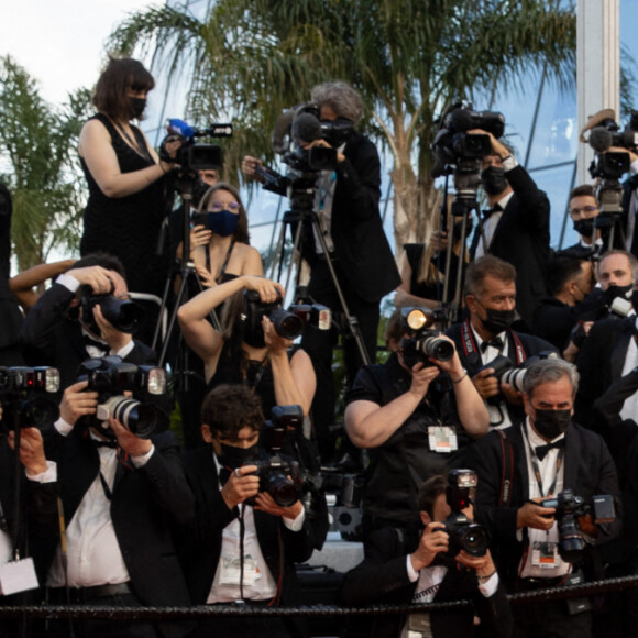 Carla Bruni, habillée d'une robe Celine et chaussée de souliers Jimmy Choo, monte les marches du Palais des Festivals pour la cérémonie d'ouverture du 74ème Festival International du Film de Cannes. Le 6 juillet 2021 © Borde-Jacovides-Moreau / Bestimage