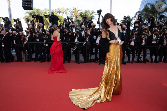 Lou Doillon, vêtue d'une robe Gucci, monte les marches du Palais des Festivals pour la cérémonie d'ouverture du 74ème Festival International du Film de Cannes. Le 6 juillet 2021 © Borde-Jacovides-Moreau / Bestimage