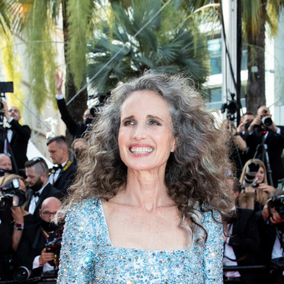 Andie Macdowell monte les marches du Palais des Festivals pour la cérémonie d'ouverture du 74ème Festival International du Film de Cannes. Le 6 juillet 2021 © Borde-Jacovides-Moreau / Bestimage
