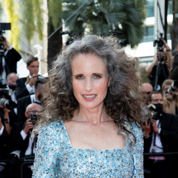 Andie Macdowell monte les marches du Palais des Festivals pour la cérémonie d'ouverture du 74ème Festival International du Film de Cannes. Le 6 juillet 2021 © Borde-Jacovides-Moreau / Bestimage